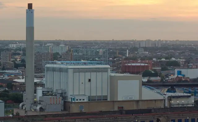Voyage scolaire durable à Londres : l'usine et sa haute cheminée dominant les toits de la ville