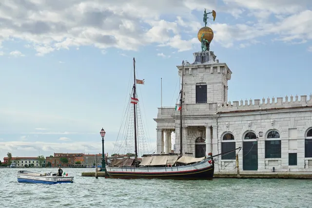 Voyage scolaire durable à Venise : bateau à voile de transport de marchandises à deux mâts amarré à la pointe de la Douane