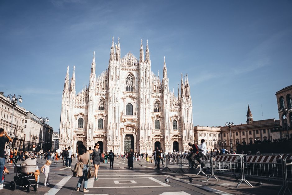 La façade du Duomo de Milan sur sa place