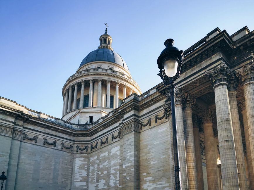 La coupole et les colonnes du Panthéon de Paris