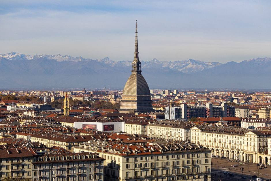 Les toits de Turin, la Mole Antonelliana et les Alpes enneigées